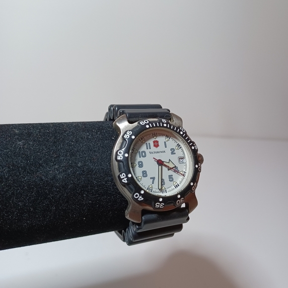 Vintage Swiss Army Victorinox Date Rotate Dial Ruber Band Watch New Batt L4 see - Picture 3 of 7